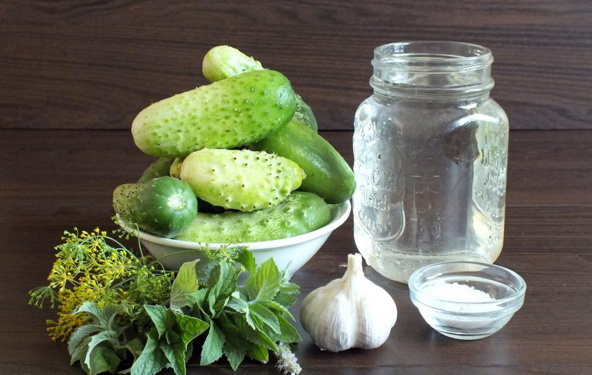 1. Этап. Малосольные огурцы с мятой и чесноком: Подготовьте необходимые ингредиенты.