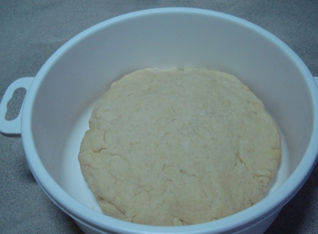 1. Этап. Пирожки с куриным фаршем: Тщательно замешиваем густое и эластичное тесто.