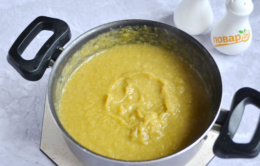 1. Этап. Суп из брокколи с сыром: 3. Погружным блендером пюрируйте суп до однородного состояния.