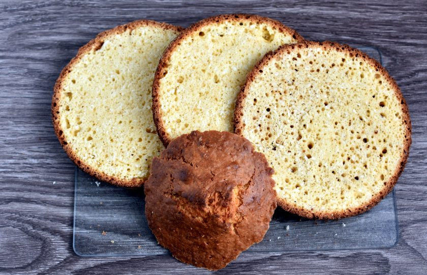 1. Этап. Торт «Экзотик»: Разрежьте корж на три пласта. Выпуклую макушку срежьте. Она не понадобится.