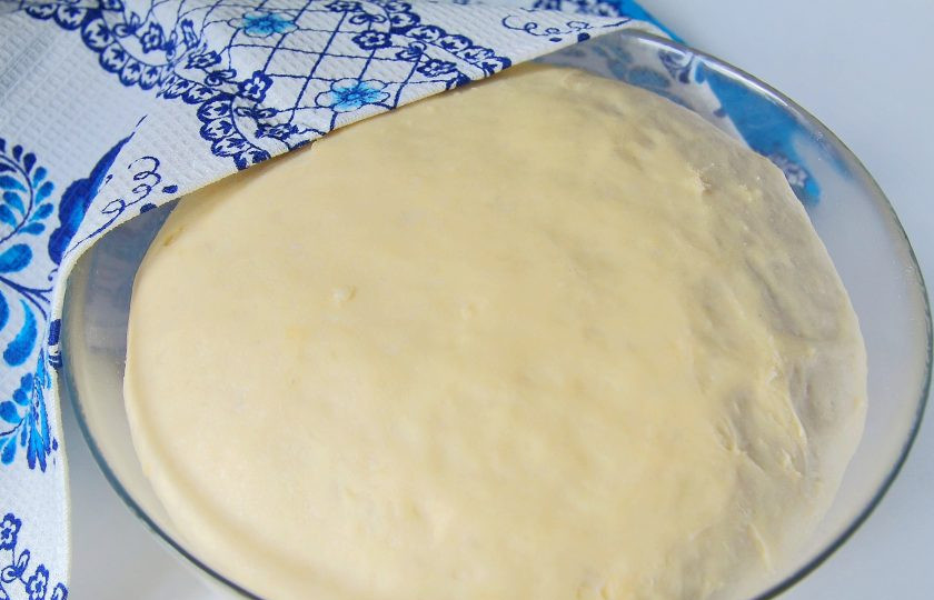 1. Этап. Кулебяка с капустой: Накройте миску чистым полотенцем и оставьте в теплом месте примерно на час. За это время тесто должно хорошо увеличиться в размере.