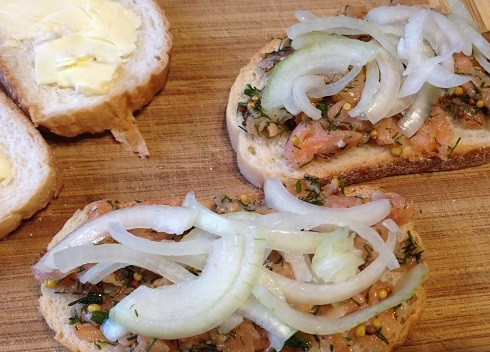 1. Этап. Горячий сэндвич с лососем: Отжимаем лук от маринада и вкладываем на рыбку.