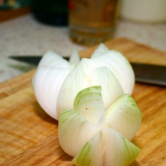 1. Этап. Луковая роза: Как по мне, оптимальное количество лепестков - 5 или 6, в зависимости от величины луковицы. Тогда луковая роза не разваливается.