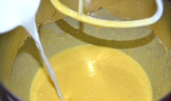 1. Этап. Пирог Зебра простой: Добавьте молоко, по частям — масло и продолжайте взбивать тесто миксером.