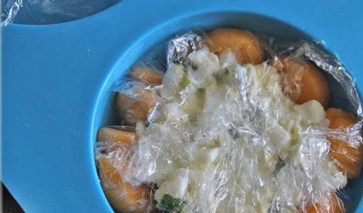 1. Этап. Закуска «Тайна»: Завернуть пищевую пленку и поставить в холодильник до подачи.