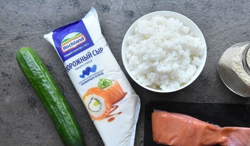 1. Этап. Ленивые роллы: Готовлю продукты для приготовления ленивых роллов. Рис отвариваю заранее. Крупу промываю под проточной водой. Перекладываю в кастрюле, заливаю кипящей водой в соотношении 1:1,5. Довожу воду до кипения, накрываю посуду крышкой и уменьшаю огонь до минимального. Варю крупу 20 минут. Снимаю кастрюлю с огня и разрыхляю рис аккуратно с помощью вилки, что бы не повредить целостность зерна. В рисовом уксусе растворяю соль и сахар и добавляю смесь в еще теплый рис, перемешиваю.