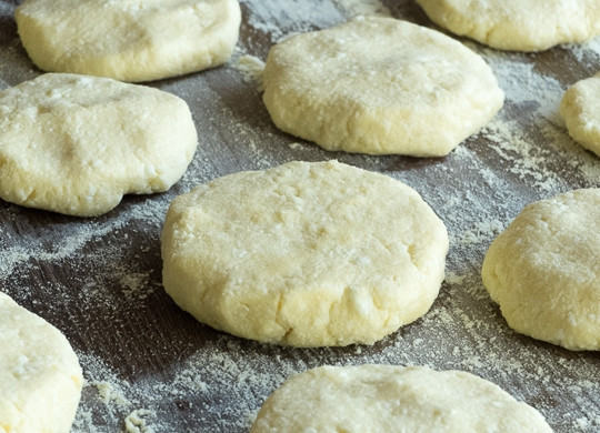 1. Этап. Сырники из адыгейского сыра: 5. Сформируйте из полученного теста небольшие лепешки.