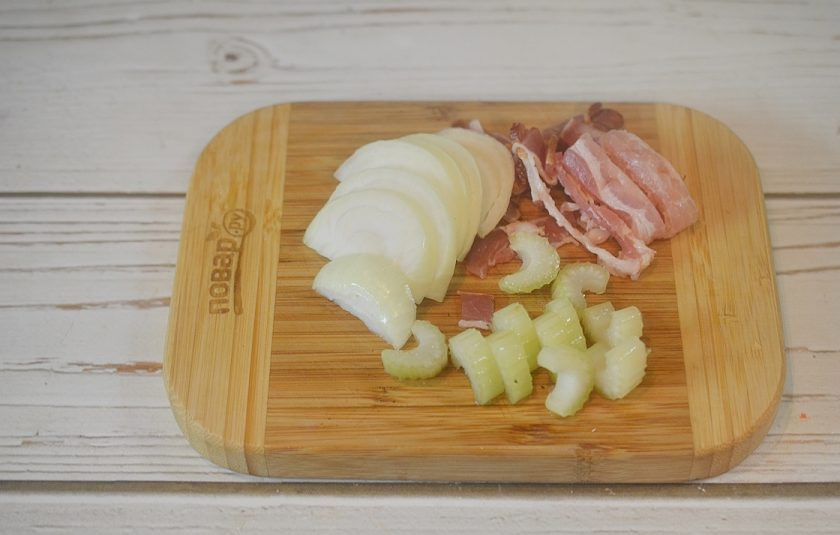 1. Этап. Баранина в пиве с пряными сливами: 4. Бекон нарежьте полосками, лук полукольцами, сельдерей кусочками.