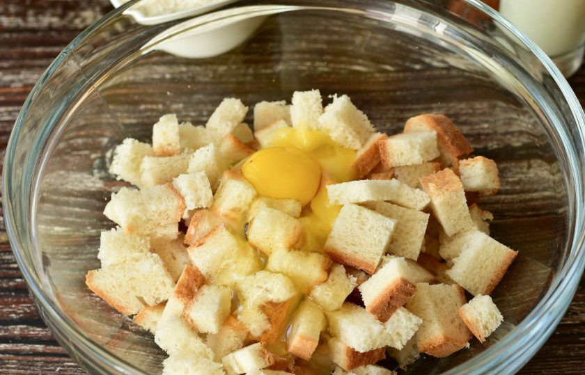 1. Этап. Чешские галушки: Вбейте куриные яйца.