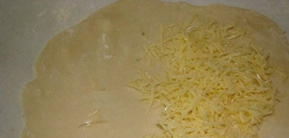 1. Этап. Лепешки с сыром: Каждый кусочек раскатайте скалкой в лепешку. В середину каждой закладываем тертый сыр.