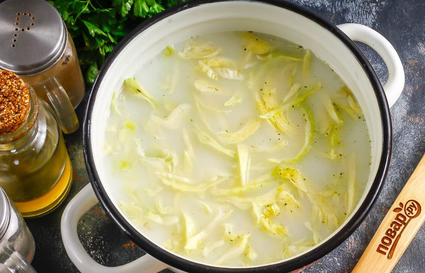 1. Этап. Молочный суп с капустой: Влейте молоко любой жирности, доведите содержимое емкости до кипения и убавьте нагрев до умеренного, чтобы молоко не убежало. Отварите суп примерно 5-6 минут до мягкости капусты.