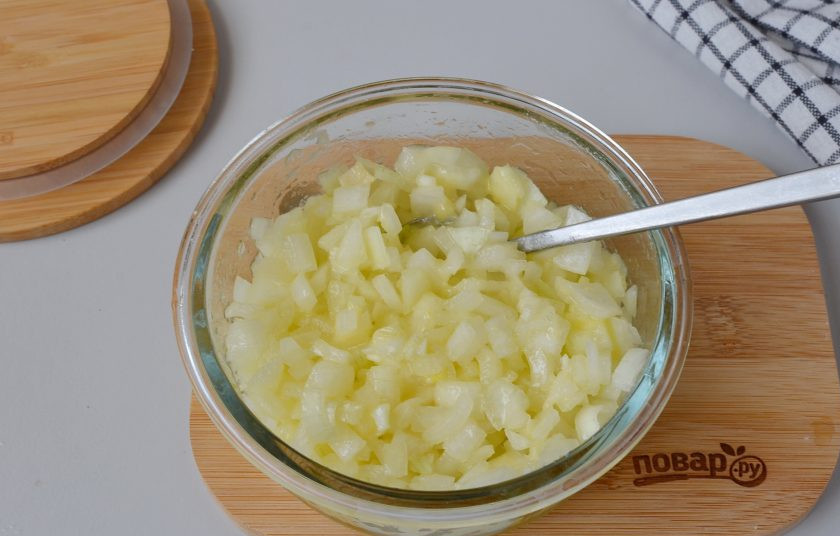 1. Этап. Репчатый лук от кашля: Очень тщательно перемешайте мед с луком, приминая ложкой лук, чтобы он быстрее пустил сок. Накройте плотной крышкой и оставьте на несколько часов.