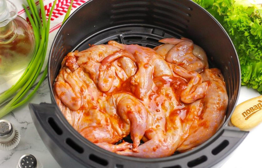 1. Этап. Перепелки в аэрогриле: Смажьте поддон аэрогриля растительным маслом и выложите в него тушки кожей вверх, так как в аэрогриле вертикальный нагрев.