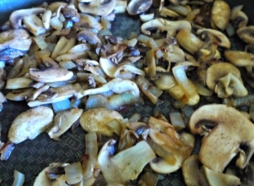 1. Этап. Слоеный пирог с брокколи и грибами: Пока брокколи варится, подготовьте грибную начинку. Обжарьте на масле грибы с луком и чесноком до румяного цвета.