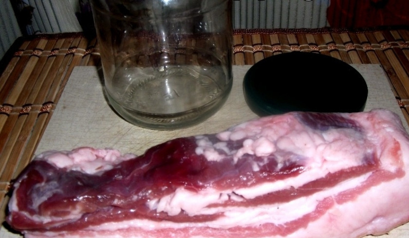 1. Этап. Маринованное сало с чесноком: 2. Сало промойте и просушите от лишней влаги с помощью бумажных полотенец. Банку для маринования хорошо вымойте и простерилизуйте.