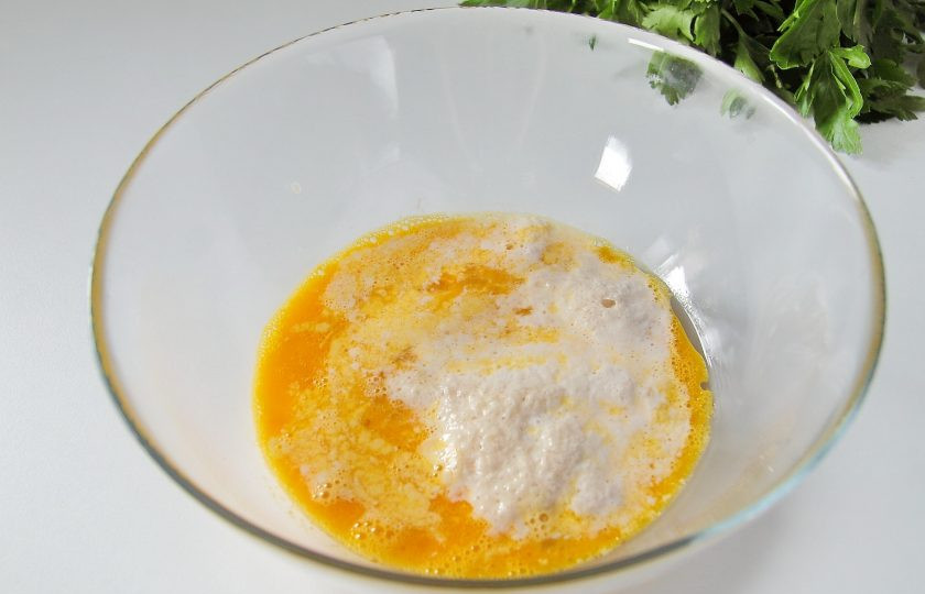 1. Этап. Ватрушки с мясом: 3. В глубокой миске взбейте яйцо с растительным маслом. Добавьте подошедшую опару.