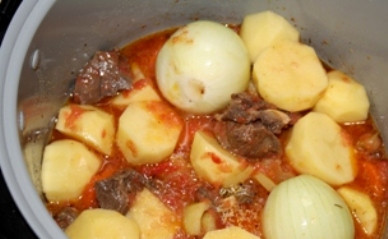 1. Этап. Шурпа из баранины в мультиварке: Через 5-6 минут выключаем мультиварку и выкладываем в чашу картофель, нарезанный на довольно крупные куски, а также целые очищенные луковицы.