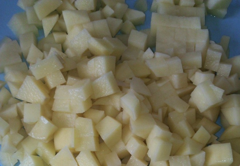 1. Этап. Самса с мясом и картошкой: Помоем и очистим картофель. Тоже нарежем кубиками, как и мясо.