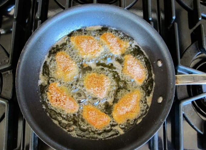 1. Этап. Курица в панировке с соусом: 4. Затем обжарьте курицу в хорошо разогретом масле, лучше во фритюре, с каждой стороны по 2,5 минуты.