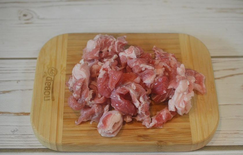 1. Этап. Чанахи по-днепропетровски: 3. Мясо нарежьте кубиком, промойте и обсушите.