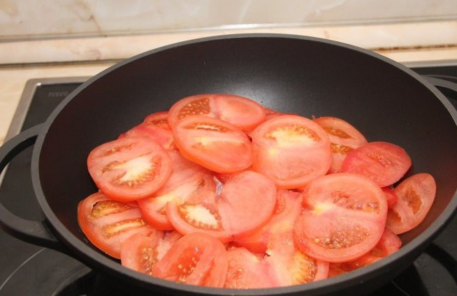 1. Этап. Хашлама из баранины на пиве: Помидоры промываем, нарезаем их кружочками и половину помидоров отправляем на мясо.