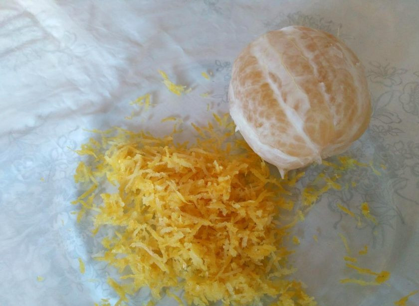 1. Этап. Лимонный крамбл с ягодами: Далее необходимо подготовить лимон. Снимите с него цедру (с помощью мелкой тёрки), а затем удалите белую прослойку.