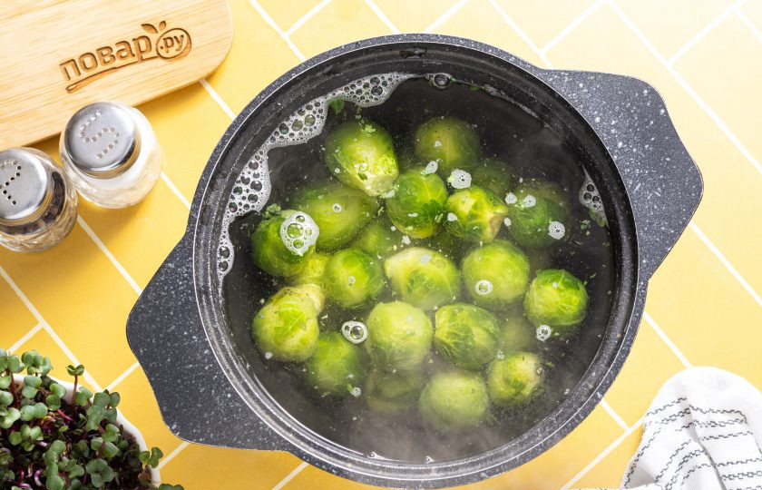 1. Этап. Брюссельская капуста по-брюссельски: Если используйте свежую брюссельскую капусту, то промойте кочанчики и снимите верхние испорченные листья. Затем отварите в кипящей подсоленной воде 10 минут. Я использую замороженную капусту и варю ее всего 5-7 минут.