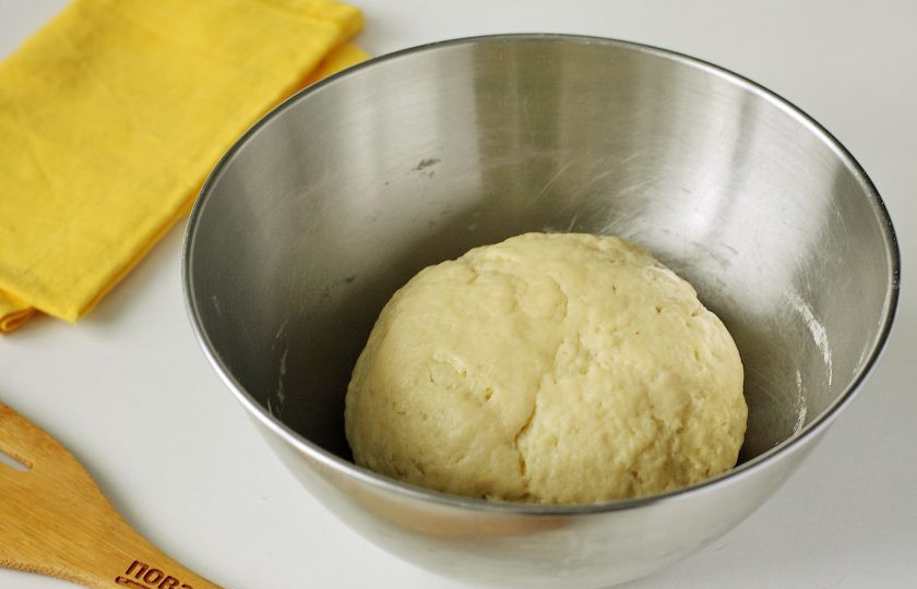 1. Этап. Лимонное печенье на кефире: Замесите мягкое и эластичное тесто, которое не липнет к рукам.