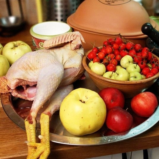 1. Этап. Петух в вине: На фотографии - нехитрый набор ингредиентов, необходимых для приготовления блюда.