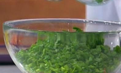 1. Этап. Салат Полянка с опятами: На дно глубокой салатницы выложите соленые опята. Выкладывайте их шляпками вниз, готовый салат будет выглядеть аккуратнее. Сверху выложите порезанный зеленый лук.