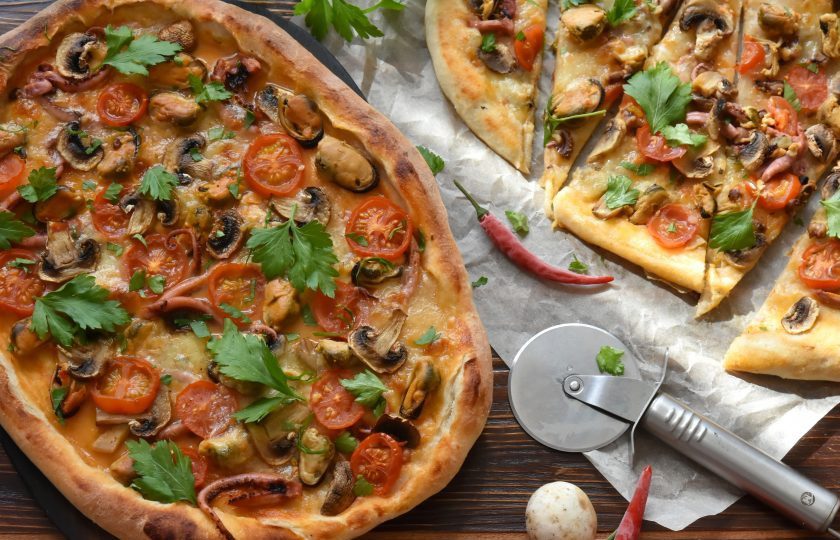 1. Этап. Пицца Том Ям: Для любителей остренького, пиццу можно дополнить колечками красного перца. При подаче можно посыпать рубленой зеленью петрушки.