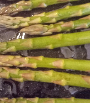 1. Этап. Салат из спаржи, авокадо и яиц: Нагреть духовку до 180С. Спаржу обрезать, положить на противень, сбрызнуть маслом, посыпать солью и запекать 5-10 минут.