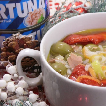 Суп с тунцом и вялеными томатами