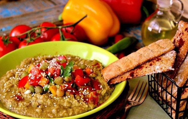 1. Этап. Хумус по-еврейски: В готовый хумус по еврейски добавьте салат, посыпьте кунжутными семечками и паприкой. Приятного аппетита!