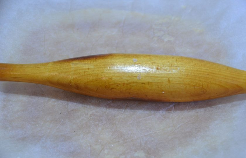 1. Этап. Бретонский яблочный пирог: Накройте листом пергамента и прокатайте скалкой сверху.