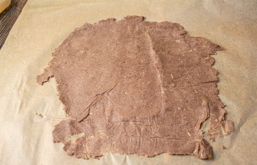 1. Этап. Льняные лепешки: Накройте вторым листом пергамента и раскатайте в тонкую лепешку.