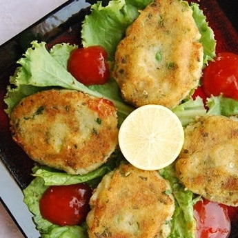 1. Этап. Картофельные котлеты: 8. Подавайте картофельные котлеты с любимым соусом и свежими овощами. Приятного аппетита!