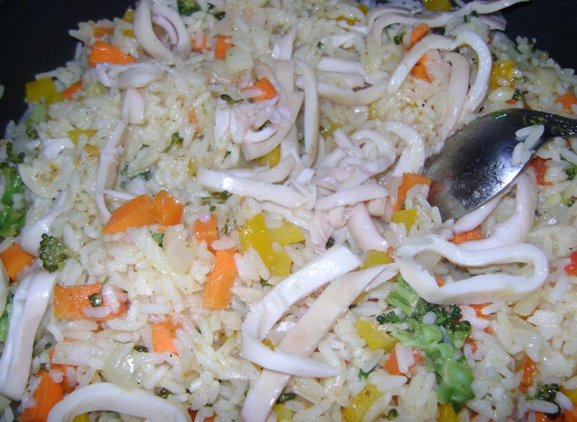 1. Этап. рис с овощами и морепродуктами: Добавить к овощам сваренный рис, карри, черный перец, прогреть еще две минуты. Добавить кальмары еще минуты на три.
