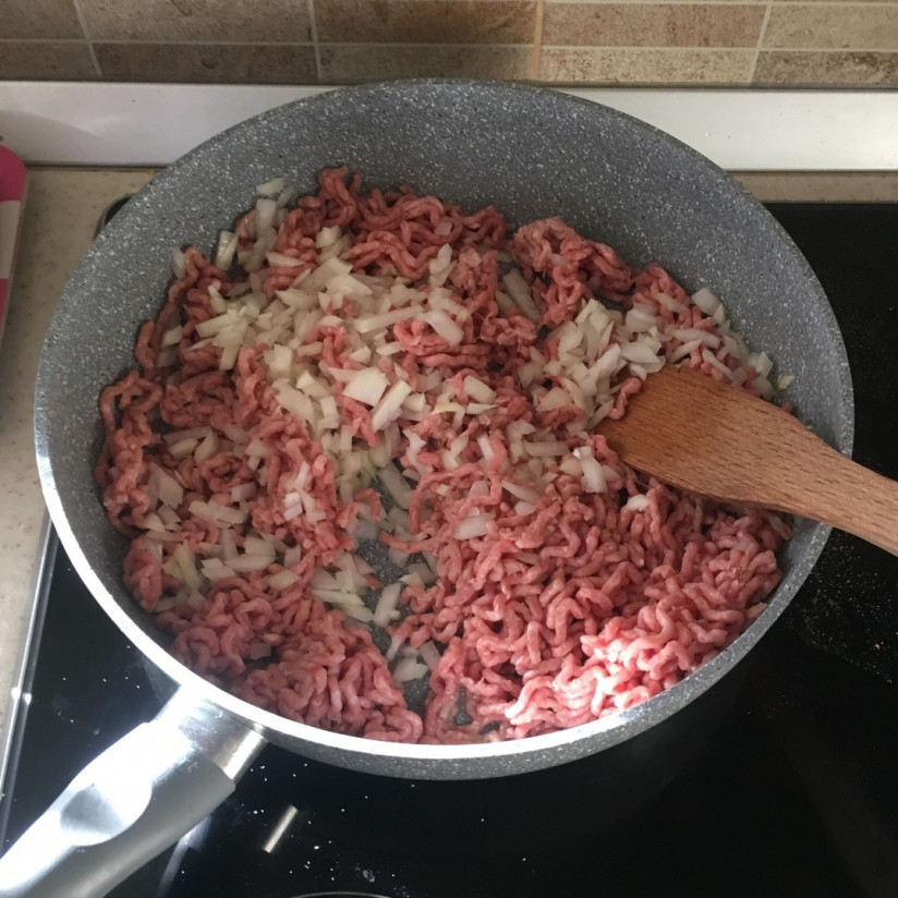 1. Stage. Moussaka From Greece: Fry the stuffing and onion in a pan until the excess moisture is almost gone. Add wine. Add wine, spices and water. Braise for 20-30 minutes on medium heat.