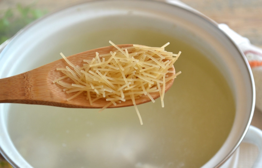 1. Этап. Куриный суп с вермишелью: 5. Как только картофель станет мягким, но еще не будет разваливаться, всыпьте вермишель.