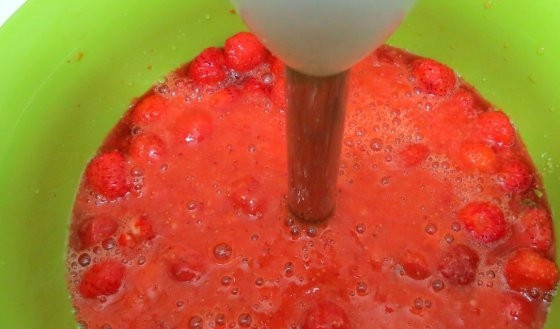 1. Этап. Ягодный сорбе: Клубнику и смородину переберите и помойте. Обсушите, чтобы не оставалось воды. Затем измельчите ягоды блендером до единой консистенции.