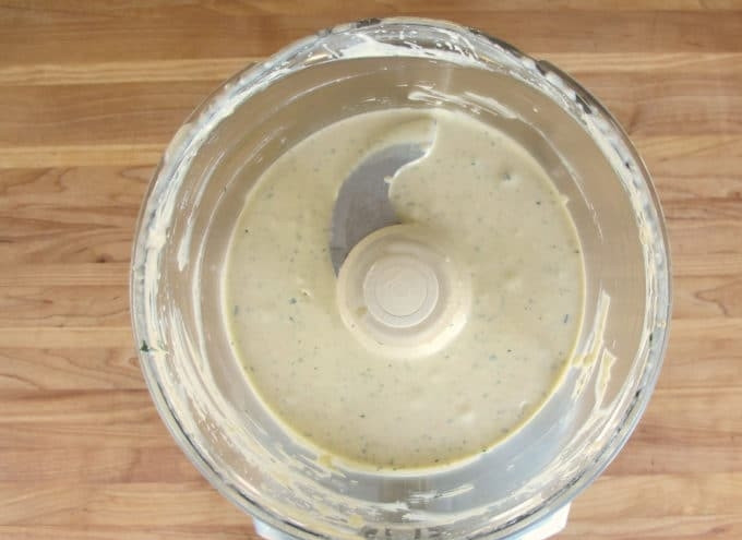 1. Этап. Тёплый салат из брокколи: 2. В это время сделайте соус, измельчив в блендере сыр с молоком, йогуртом и лимонным соком. В конце добавьте соль и перец. Перемешайте.