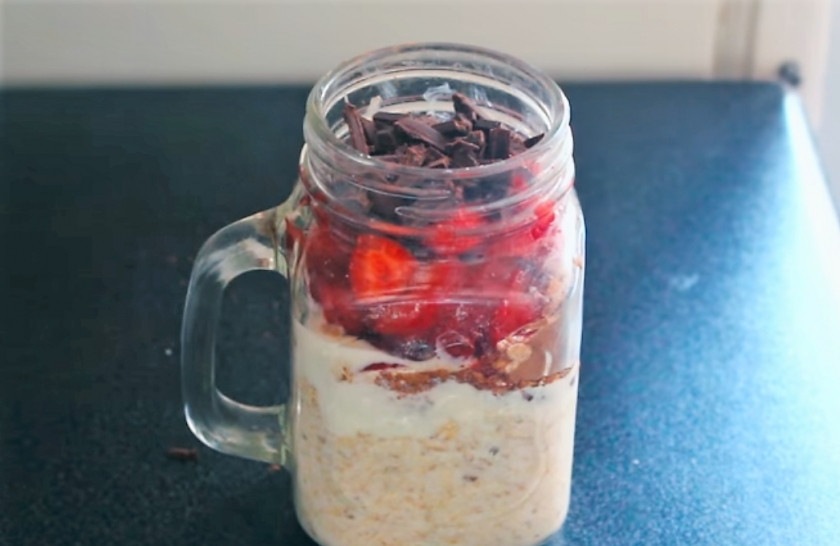 1. Этап. Ленивая овсянка (3 вида): 1. Вариант первый. 1/3 банки заполните овсяными хлопьями быстрого приготовления, залейте их 100мл молока. Затем добавьте 3ст.л. йогурта, 1ст.л. какао и 1ст.л. овсяных отрубей. Сверху выложите клубнику (свежую либо замороженную) и посыпьте шоколадом. Оставьте на ночь в холодильнике.