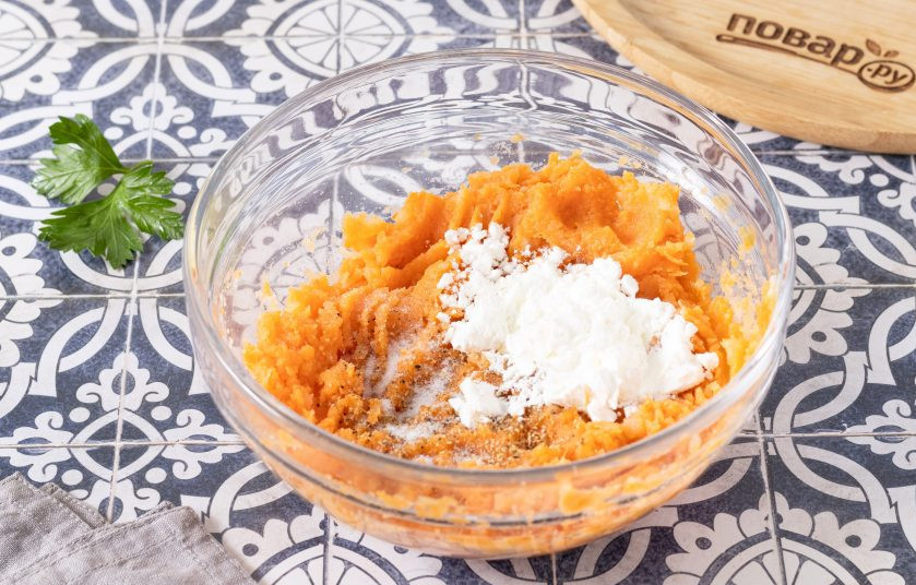 1. Этап. Зразы из батата: Добавьте соль и черный молотый перец по вкусу, перемешайте. Затем добавьте крахмал и еще раз перемешайте до однородности.