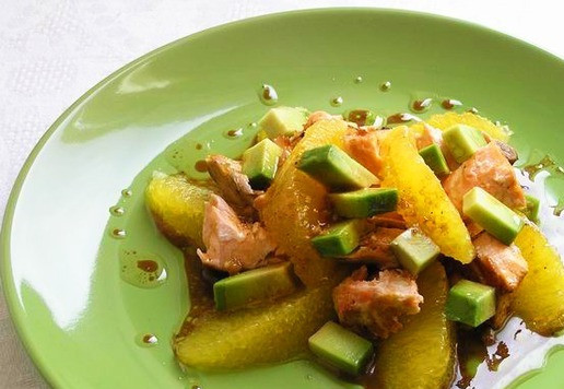 1. Этап. Салат с лососем, апельсином и авокадо: Полейте салат заправкой.