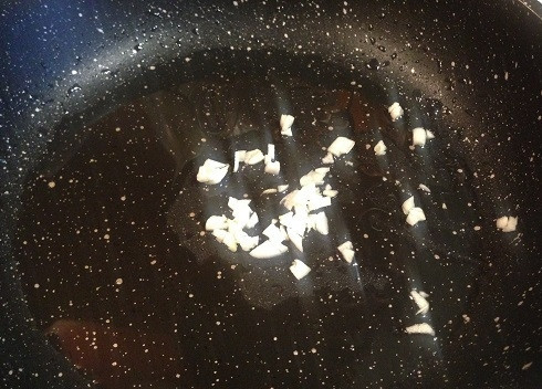 1. Этап. Салат с пастой, баклажанами и брынзой: 4. Разогреваем сковороду со столовой ложкой оливкового масла, добавляем мелко нарезанный чеснок. Обжариваем буквально полминутки.