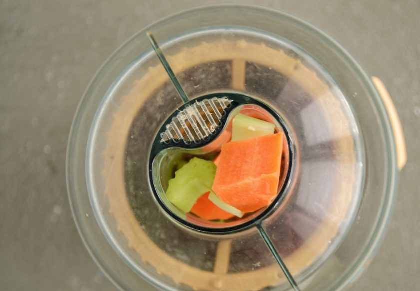 1. Этап. Сок из сельдерея и моркови: Пропустите овощи через соковыжималку.