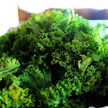 1. Этап. Суп с кале, картофелем и итальянской колбасой: 1. Промыть капусту кале под холодной проточной водой и разорвать на мелкие кусочки. Откинуть на дуршлаг и отложить в сторону.