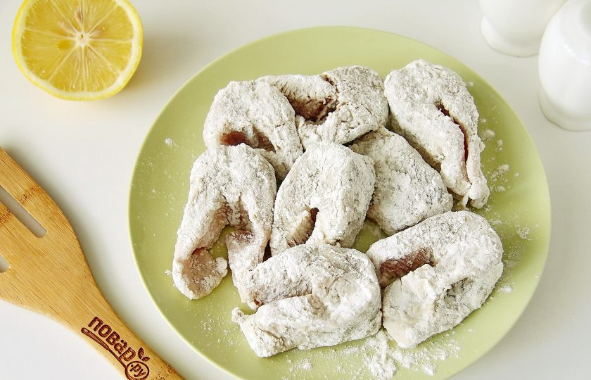 1. Этап. Щука жареная с луком: Затем обваляйте кусочки щуки со всех сторон в муке.