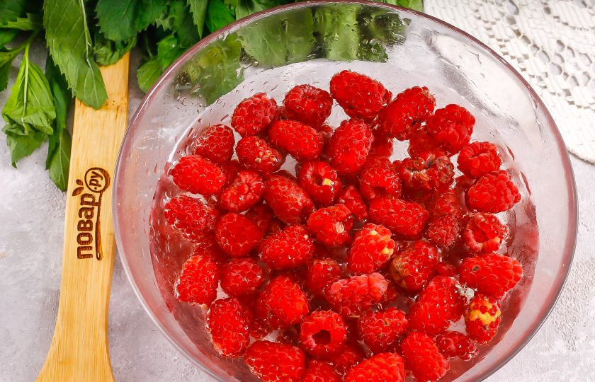 1. Этап. Малиновый топпинг: Малину промойте в воде, удалите лишний мусор, листочки.